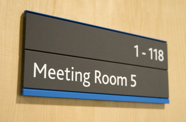 Papan nama ruangan dengan gaya papan pantai